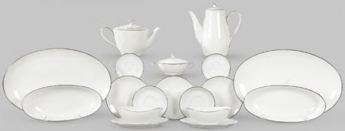  Parte de vajilla en porcelana esmaltada en blanco y filo de platino de Noritake China Colony