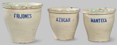  Recipientes para guardar alimentos en cerámica esmaltada en blanco con inscripciónes en azul.
Principios S. XX