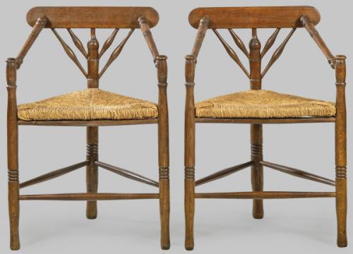  Pareja de sillas siguiendo modelos ingleses y holandeses del S. XVII, con tres patas en madera de roble torneado, unidas por chambranas y asiento de enea.
Inglaterra, S. XIX