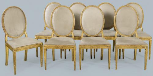  Conjunto de ocho sillas Carlos IV con respaldo ovalado a la reina en madera tallada y dorada, con tapicería de época posterior.
España, finales S. XVIII