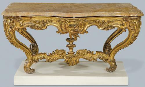  Consola rococó en madera tallada estucada y dorada, con tapa de mármol color siena.
España, mediados S. XVIII