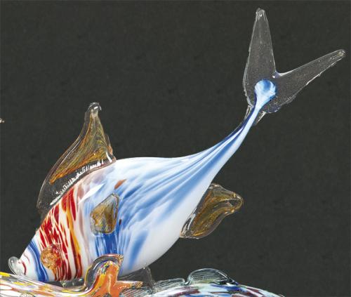  Pez de cristal de Murano, en tonos azules y rojos.
