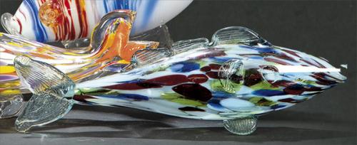  "Pez" de cristal de Murano soplado en azul con manchas predominantes en color berenjena.