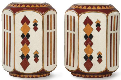  Pareja de jarrones art decó hexagonal en cerámica tipo Keralouve con decoración geométrica. Francia, años 40