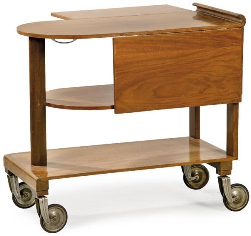  Carro camarera art decó en madera de nogal con dos baldas laterales y la trasera abatibles. Sobre grandes ruedas de metal.
Inglaterra, años 30