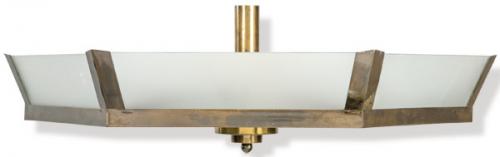  Lámpara de techo art decó de forma hexagonal, con estructura de metal y vidrio opalino blanco.
Inglaterra, años 30