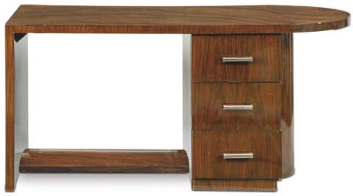  Mesa de despacho art decó en madera de palosanto, sobre pedestal con tres cajones con tiradores de metal cromado.
Años 30