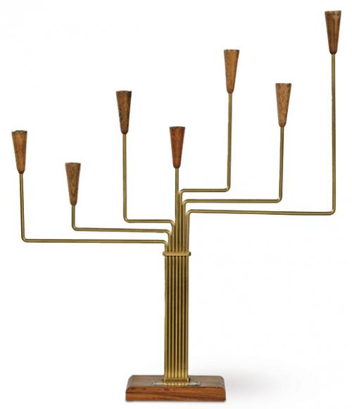  Jens Harald Quistgaard (1919-2008)
Candelabro-Menorah de siete brazos de luz con estructura tubular de latón y madera de palisandro de rio.
Dinamarca, años 60