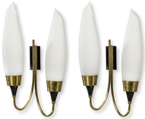 Lote 1294
Pareja de apliques de pared de doble luz, con estructura de latón, metal esmaltado y tulipas de vidrio opalino.
Italia, años 50