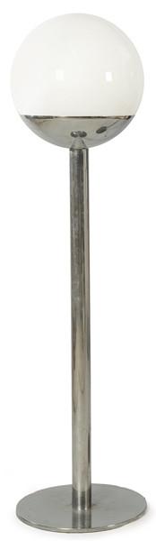  Pia Guidetti Crippa para Luci
Lámpara de pie Balloon Modelo P428, con estructura en latón cromado y acero inoxidable, difusor en cristal opal blanco, equipado con tres portalámparas E 27
Italia, años 60