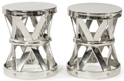  Pareja de taburetes redondos en metal cromado, sobre pedestal de pletinas colocadas en X unidas al centro y en la base por un aro unido por remaches. S. XX