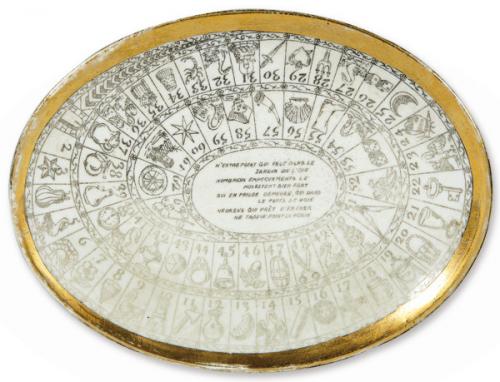 Lote 1307
Piero Fornasetti (Milán 1913-1988)
Pequeña fuente ovalada en porcelana esmaltada en blanco y filo dorado, con el juego de La Oca estampado. 
Marca estampada en negro en el reverso. Made in Italy. FORNASETTI MILANO