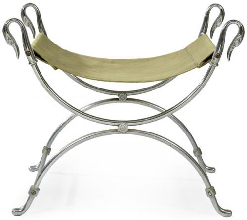  Taburete Curule de estilo clasico en acero rematado por cabezas de cisnes y asiento de tela verde de Maison Jansen.
 Francia, hacia 1950/1960
