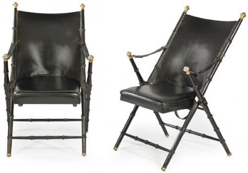  Pareja de sillones plegables de Maison Jansen modelo "Campaign" realizados en madera simulando bambú, con remates de latón en los montantes. Asiento y respaldo de piel negra. Años 50-60
