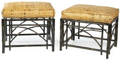  Pareja de banquetas en madera de bambú ebonizado, con cojines de ratán trenzado.