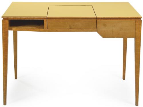 Lote 1318
Ico Parisi (1916-1996)
Escritorio-tocador en madera de cerezo y tapa abatible de melamina amarilla.
Italia, años 50