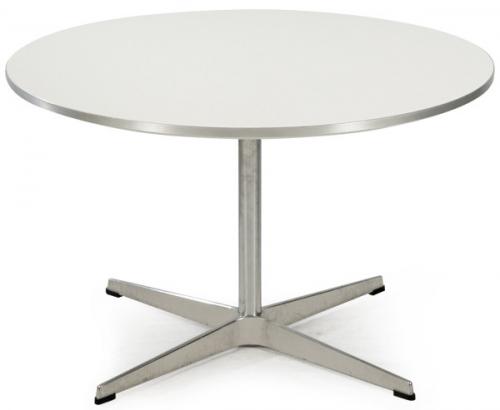  Arne Jacobsen, Piet Hein & Bruno Mathsson para Fritz Hansen diseño de 1968
Mesa de centro circular estructura de aluminio pulido y tapa de madera laminada en blanco. Con marca debajo de la tapa.
Dinamarca, 2004
