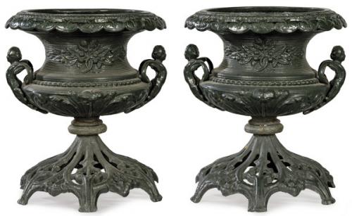  Pareja de maceteros de hierro pintado en verde con asas en forma de niños