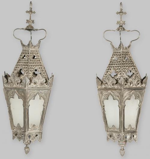 Lote 1375
Pareja de faroles hexagonales de metal plateado y cristal, España h. 1900.
