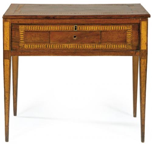  Mesa tocador Carlos IV  en madera de nogal con marquetería de maderas finas, con tapa abatible y cajones en la cintura.
España, finales S. XVIII