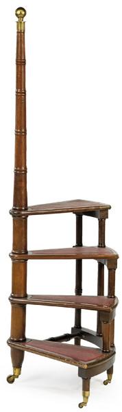  Escalera de biblioteca en madera de caoba torneada y teñida, con cuatro peldaños con huella de cuero granate gofrado. 
S. XX