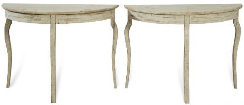  Pareja de consolas semicirculares en madera de pino pintado de blanco y patas ligeramente cabriolé.
Francia, finales S. XIX