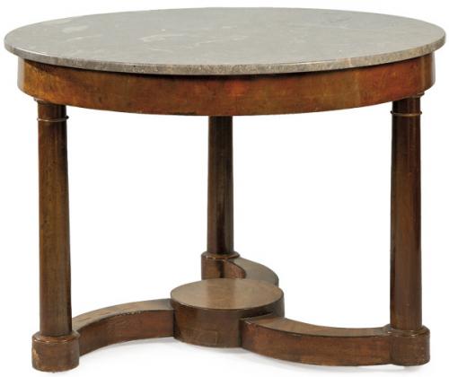  Mesa de centro imperio en madera de caoba con patas torneadas en forma de columnas toscanas sobre plataforma en forma de estrella con lados curvos. Tapa de mármol gris.Francia, principios S. XIX