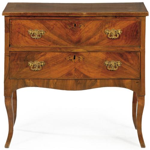  Cómoda Luis XV de dos registros en madera de nogal, con tiradores de latón. 
Francia, S. XIX