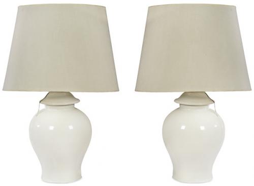  Pareja de lámparas de mesa de porcelana blanca simulando tibores chinos S. XX.