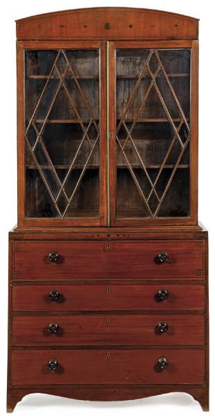  Bureau cabinet Jorge III en madera de caoba con tres cajones en la parte inferior y escritorio compartimentado en su interior y vitrina en cuerpo superior. Inglaterra, principios S. XIX