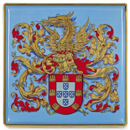  Vista Alegre Torre do Tombo. Plato rectangular de porcelana de Vista Alegre, reproducción de pieza perteneciente a la colección expuesta en Torre do Tombo - Leitura Nova - Siglo XVI. 