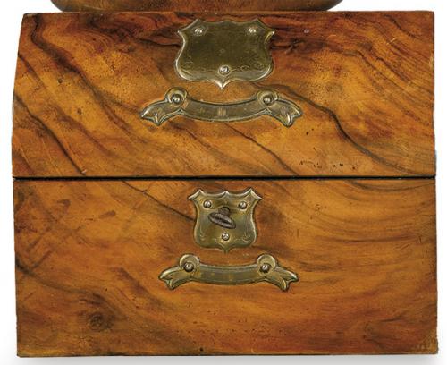  Cofre porta cartas victoriano de nogal, Ingaterra S. XIX.