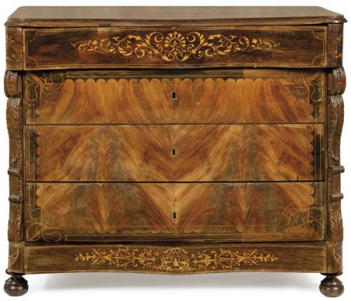  Cómoda isabelina en madera de caoba, palma de caoba y palosanto, con decoración de marquetería con motivos vegetales.
Españ, Mallorca, segunda mitad S. XIX