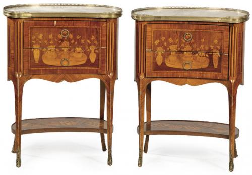  Pareja de mesas de noche Napoleón III, estilo transición en madera de palo de rosa, con decoración de marquetería en los cajones con motivos de jarrones con flores. Aplicaciones de latón y tapa de mármol blanco. Francia, finales S. XIX
