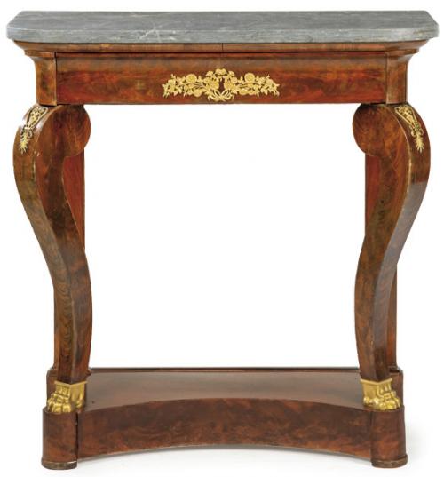  Consola Imperio en madera de caoba y palma de caoba, con tapa de mármol gris, un cajón en el frente, sobre patas delanteras cabriolé, sobre plataforma con el frente cóncavo. Aplicaciones de bronce dorado. Francia, primer tercio S. XIX