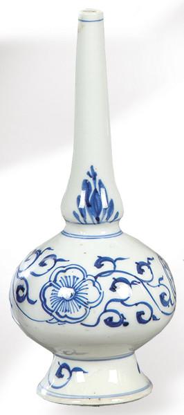  Perfumador en porcelana china azul y blanca para el mercado persa. Dinastía Qing (1636-1912).