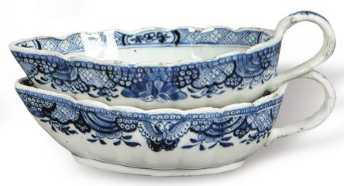  Pareja de salseras de porcelana de Compañía de Indias azul y blanco, Dinastía Qing, época de Qianlong (1736-95)