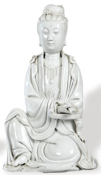  "Guanyin Sentada" en porcelana "Blanco de China, Hornos de Dehua, Fukien, Dinastía Qing S. XVIII.
Con marcas de sello.