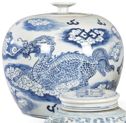  Tibor de porcelana china azul y blanco con marca en la base de la Factoría Jin Tang Fu ji segunda mitad S. XX.