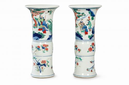  Pareja de jarrones de porcelana china tipo Zun con esmaltes wucai, Dinastía Qing, posiblemente época de Kangxi (1662-1722).