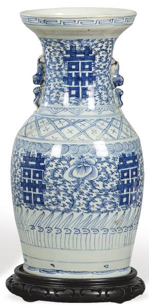  Jarrón de porcelana china con decoración azul y blanco, Dinastía Qing S. XIX.