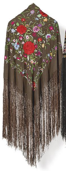  Mantón de Manila en seda marrón con bordados de colores pp. S. XX.