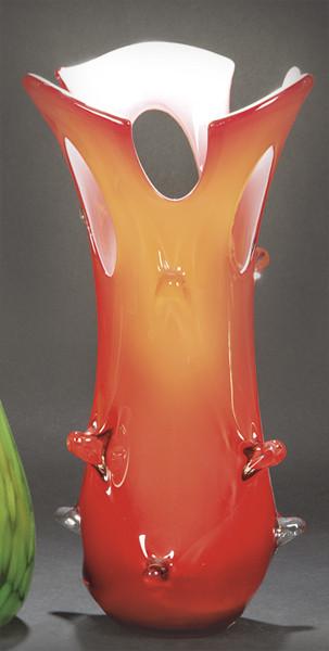  Jarrón de Murano en cristal doblado en rojo con parte interior en opalina