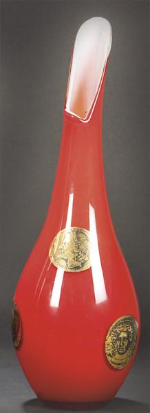  Jarrón rojo de cristal de Murano con medallones dorados con rostros de emperadores. 