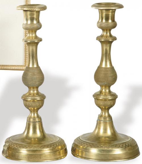 Lote 1547
Pareja de candeleros Carlos X en bronce dorado, Francia pp. S. XIX.