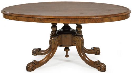 Lote 1563
Mesa de cafe victoriana de forma ovalada, en madera de nogal y raiz de nogal y con marquetería en limoncillo. Inglaterra, S. XIX.