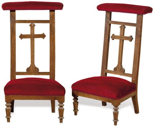 Lote 1579
Pareja de reclinatorios en madera de nogal con patas delanteras torneadas. España, principios S. XX