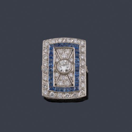 Lote 2049
Anillo lanzadera con brillantes de aprox. 1,80 ct en total y zafiros calibrados en montura de platino.