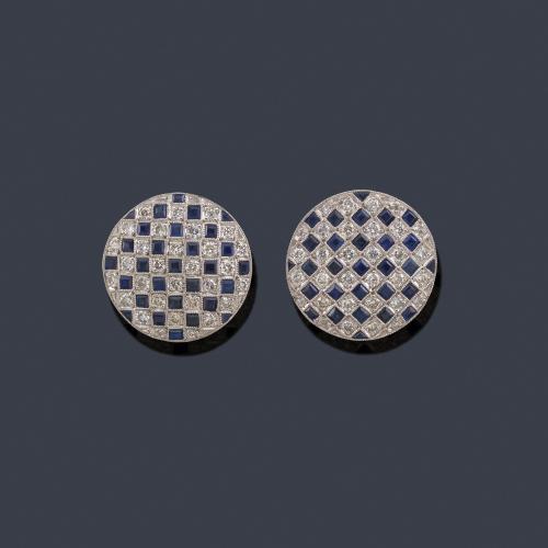 Lote 2055
Pendientes cortos con diseño de damero con zafiros calibrados y brillantes en montura de platino.