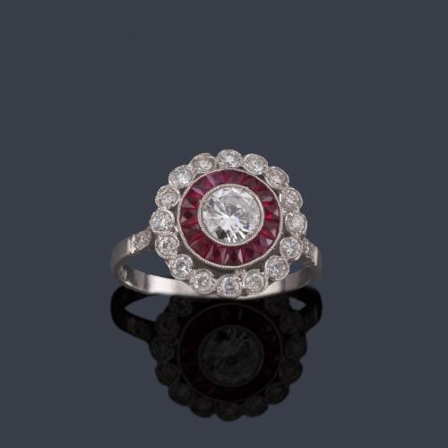 Lote 2056
Anillo 'ojo de perdiz' con brillante central de aprox. 0,60 ct con doble orla de rubíes calibrados y brillantes.